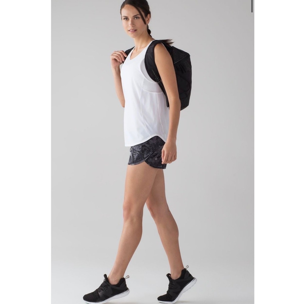 Lululemon Tracker Short V Women 8 Gray Black Floral Fern Athletic Running Shorts